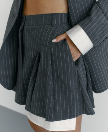Skirt with white pockets
