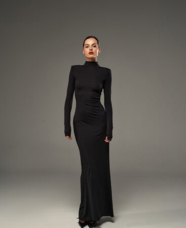 Maxi dress with shoulders and open back
