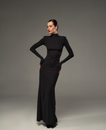 Maxi dress with shoulders and open back